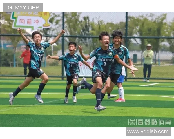 笑容定格在绿茵场上那一刻足球巨星真挚魅力尽情绽放